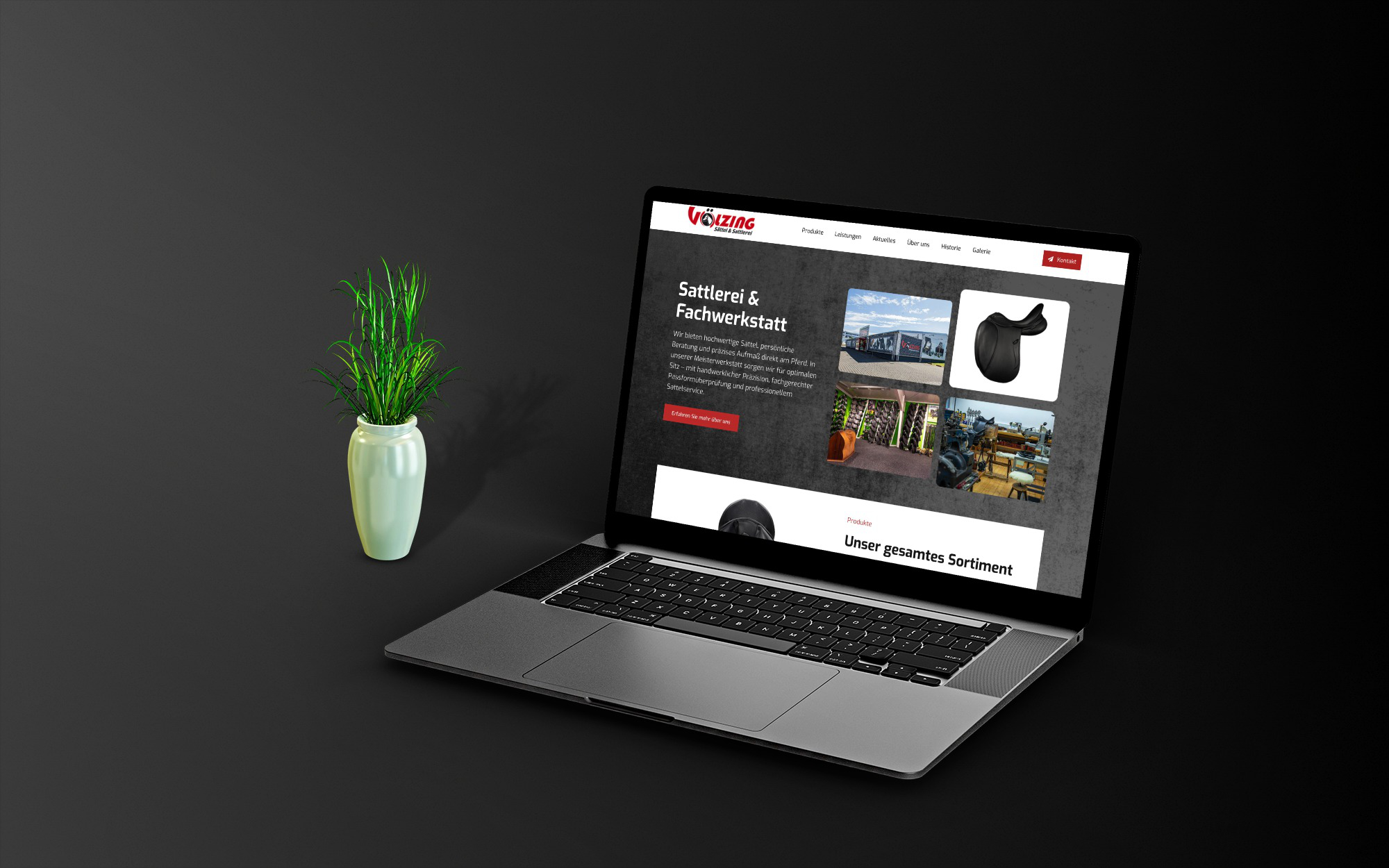 Ein Laptop steht auf einem schwarzen Untergrund und zeigt eine Website für eine Sattlerei und Fachwerkstatt. Neben dem Laptop steht ein weißer Blumentopf mit einer grünen Pflanze.